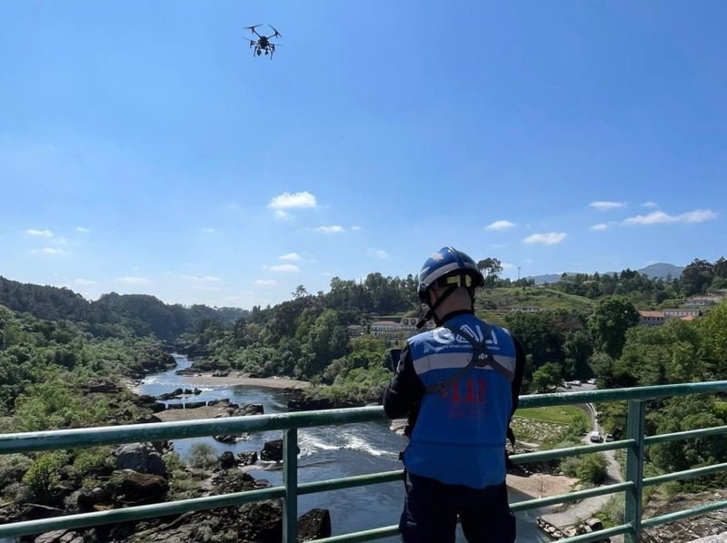 Drones de la AXEGA participan en el operativo de búsqueda de un menor desaparecido en el río Miño, en Arbo (Pontevedra) - 112