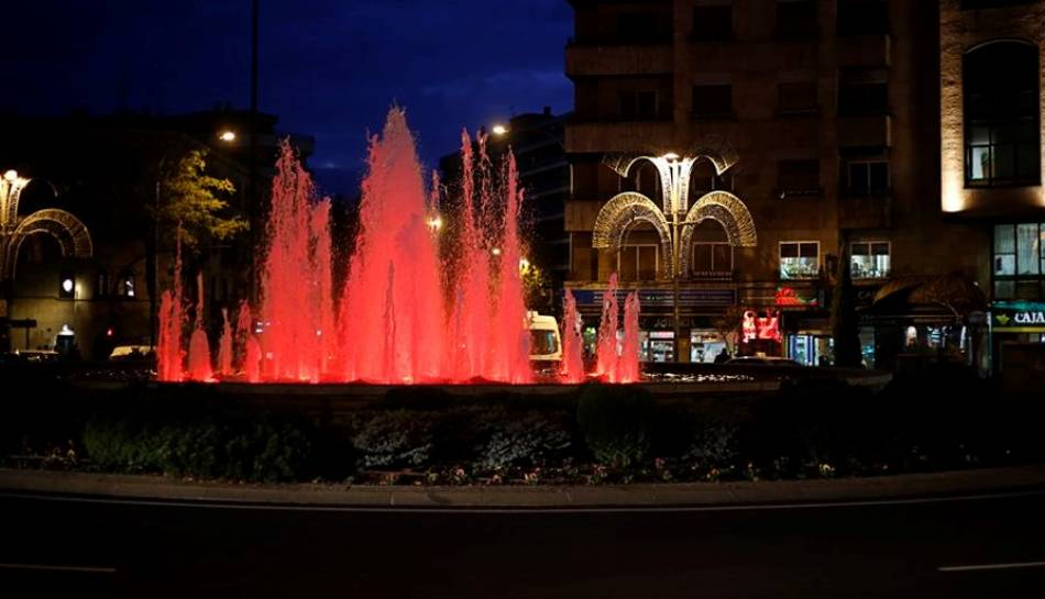 Foto 1 - La fuente de la Puerta de Zamora se ilumina de color rojo con motivo del Día Mundial de la Cruz Roja