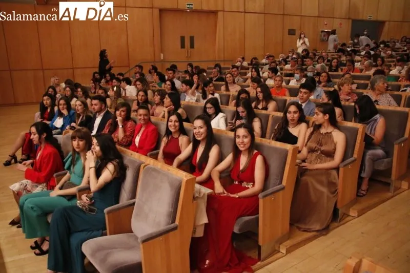 Foto 11 - Psicolog&iacute;a se viste de gala para celebrar la graduaci&oacute;n de su &uacute;ltima promoci&oacute;n