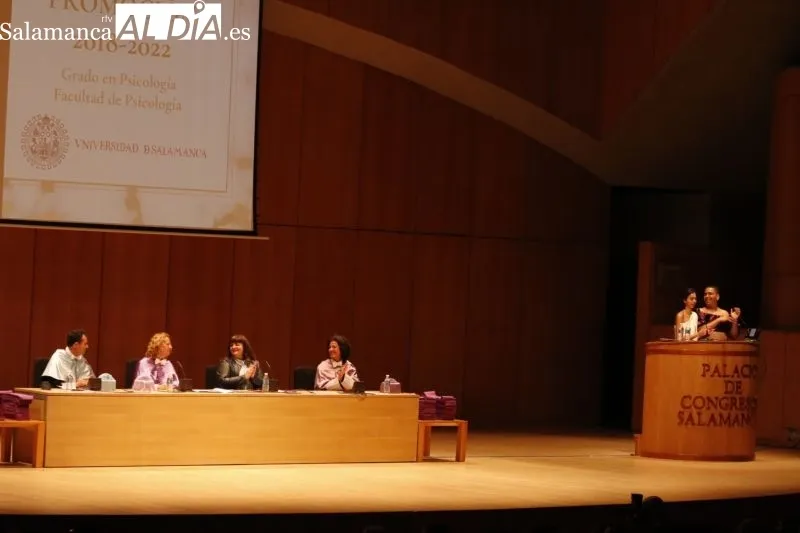 Foto 2 - Psicolog&iacute;a se viste de gala para celebrar la graduaci&oacute;n de su &uacute;ltima promoci&oacute;n