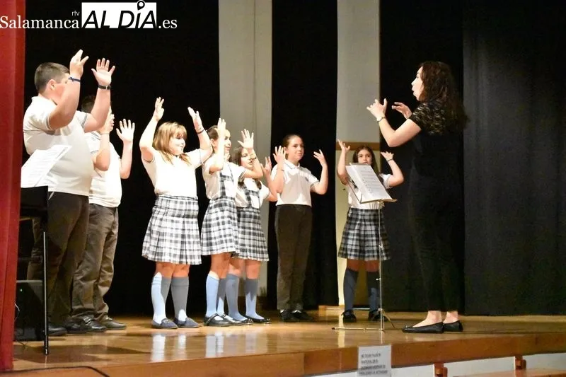 Actuación del coro de La Milagrosa 