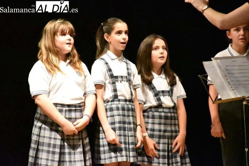 Actuación del coro de La Milagrosa 