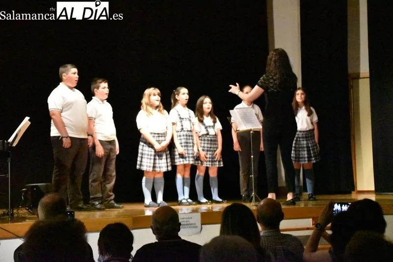 Actuación del coro de La Milagrosa 
