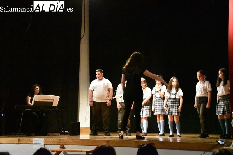 Actuación del coro de La Milagrosa 