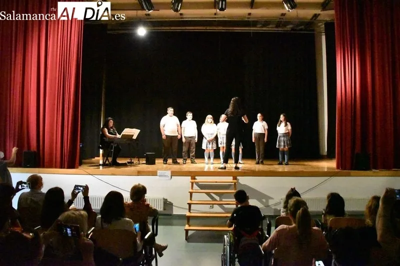 Actuación del coro de La Milagrosa 
