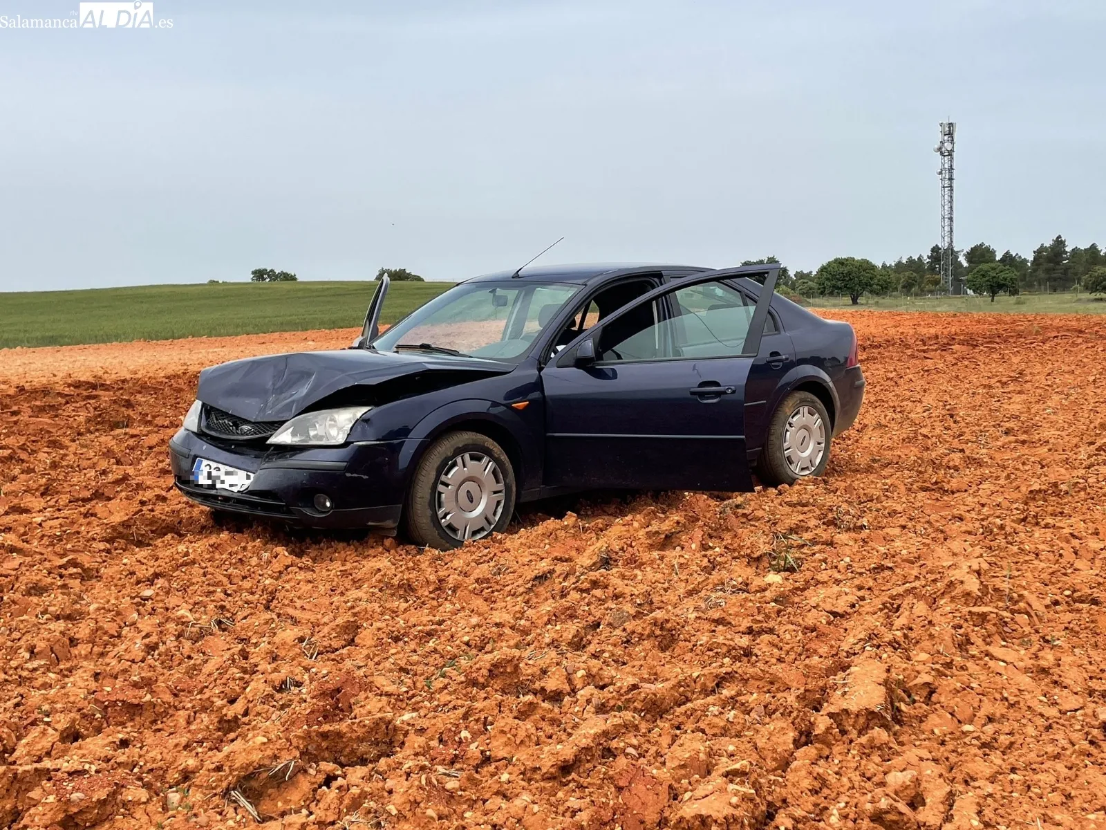 Foto 5 - Colisi&oacute;n de dos veh&iacute;culos en la carretera de Alba de Tormes
