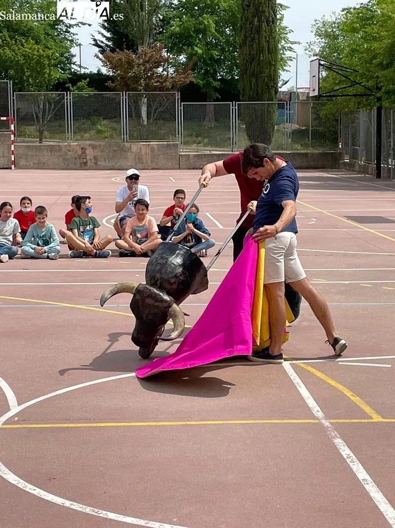 Clase práctica de tauromaquia con Ismael Martín en el colegio San Agustín