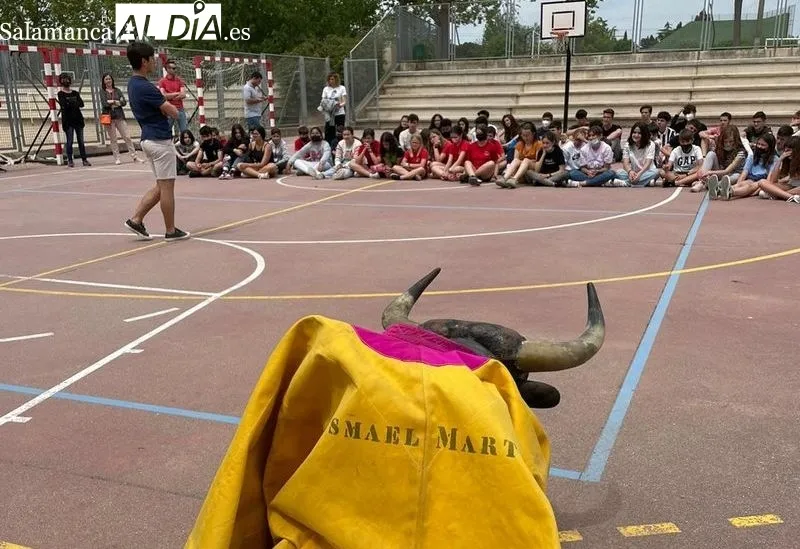 Clase práctica de tauromaquia con Ismael Martín en el colegio San Agustín