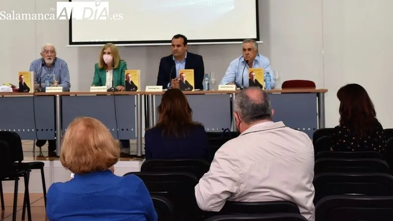   El diputado de Cultura, David Mingo, y la alcaldesa de Alba de Tormes, Concepción Miguélez, presentan el libro “Obras completas. Tomo I José Sánchez Rojas”, editado por la Diputación de Salamanca