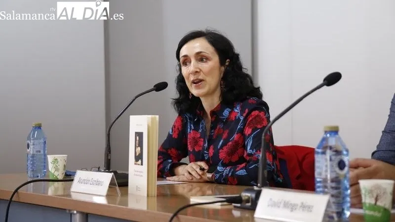 Presentación en la Feria del Libro de Salamanca de 'Tus ojos sostienen el vuelo del pájaro', el nuevo poemario de Mónica Velasco. Foto de David Sañudo