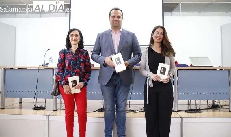 Presentación en la Feria del Libro de Salamanca de 'Tus ojos sostienen el vuelo del pájaro', el nuevo poemario de Mónica Velasco. Foto de David Sañudo