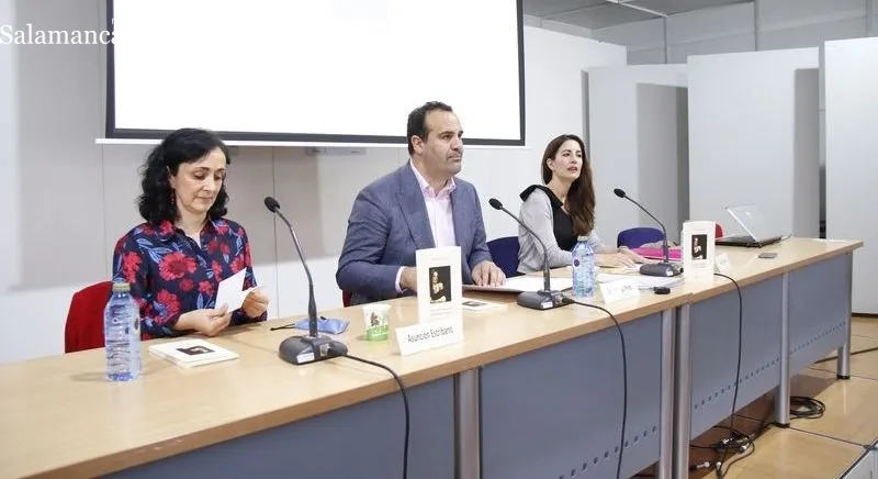 Presentación en la Feria del Libro de Salamanca de 'Tus ojos sostienen el vuelo del pájaro', el nuevo poemario de Mónica Velasco. Foto de David Sañudo