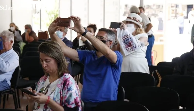 Presentación en la Feria del Libro de Salamanca de 'Tus ojos sostienen el vuelo del pájaro', el nuevo poemario de Mónica Velasco. Foto de David Sañudo