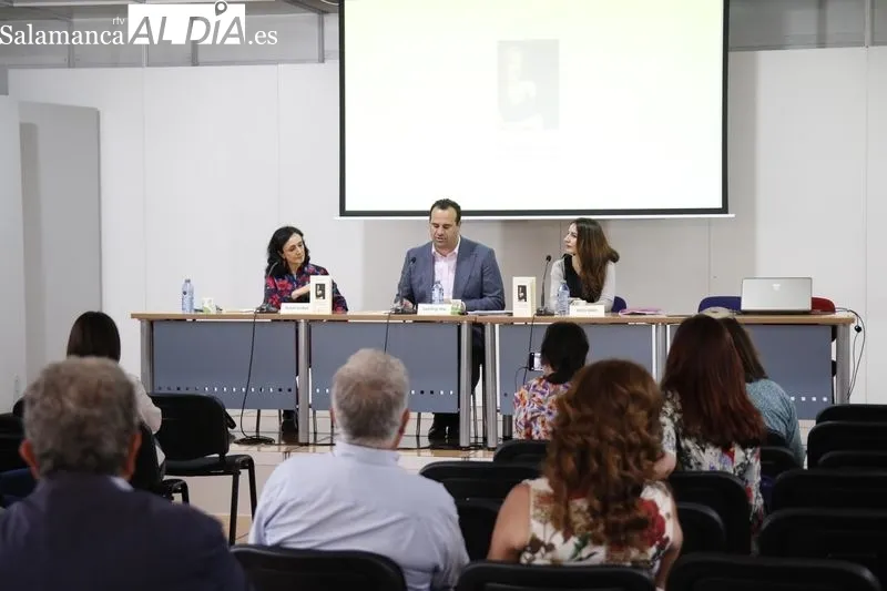 Presentación en la Feria del Libro de Salamanca de 'Tus ojos sostienen el vuelo del pájaro', el nuevo poemario de Mónica Velasco. Foto de David Sañudo