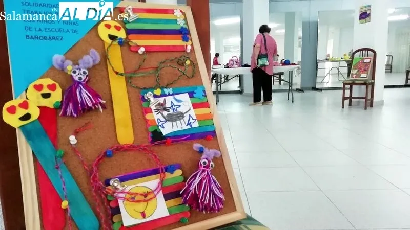 El mercadillo se ha instalado en la planta baja del hogar del jubilado de Lumbrales