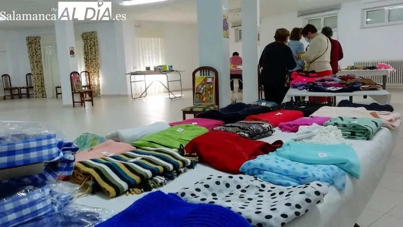 El mercadillo se ha instalado en la planta baja del hogar del jubilado de Lumbrales