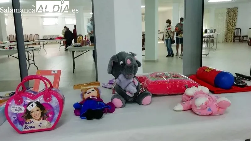 El mercadillo se ha instalado en la planta baja del hogar del jubilado de Lumbrales