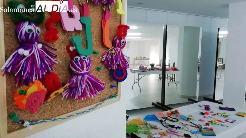 El mercadillo se ha instalado en la planta baja del hogar del jubilado de Lumbrales