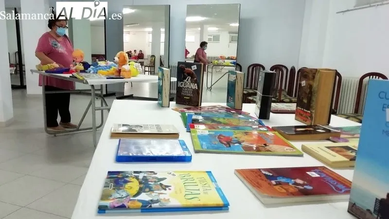 El mercadillo se ha instalado en la planta baja del hogar del jubilado de Lumbrales