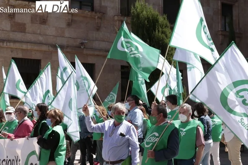 Concentración de empleados públicos, organizada por CSIF, ante la Subdelegación del Gobierno. Foto de David Sañudo