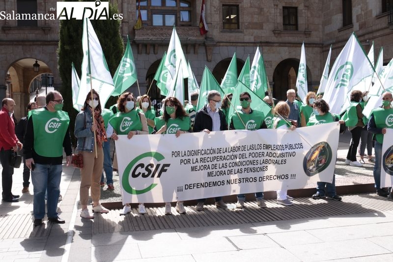 Concentración de empleados públicos, organizada por CSIF, ante la Subdelegación del Gobierno. Foto de David Sañudo