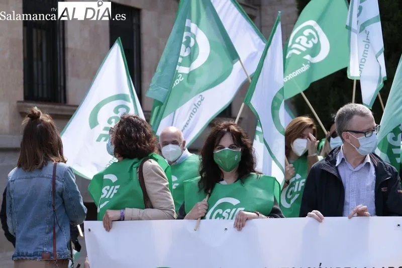Concentración de empleados públicos, organizada por CSIF, ante la Subdelegación del Gobierno. Foto de David Sañudo