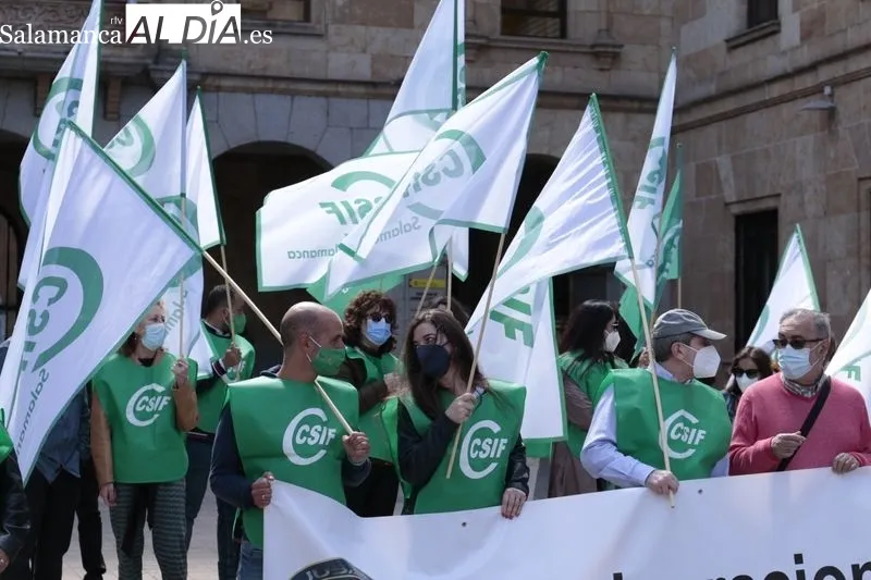 Concentración de empleados públicos, organizada por CSIF, ante la Subdelegación del Gobierno. Foto de David Sañudo