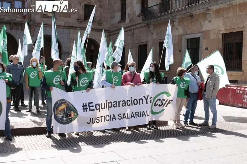 Concentración de empleados públicos, organizada por CSIF, ante la Subdelegación del Gobierno. Foto de David Sañudo