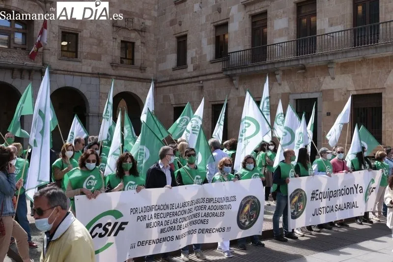 Concentración de empleados públicos, organizada por CSIF, ante la Subdelegación del Gobierno. Foto de David Sañudo