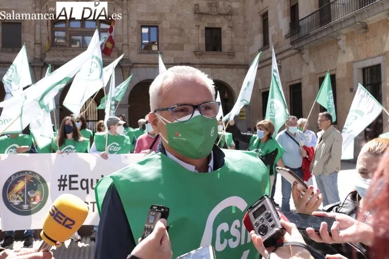 Concentración de empleados públicos, organizada por CSIF, ante la Subdelegación del Gobierno. Foto de David Sañudo