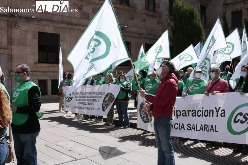Concentración de empleados públicos, organizada por CSIF, ante la Subdelegación del Gobierno. Foto de David Sañudo