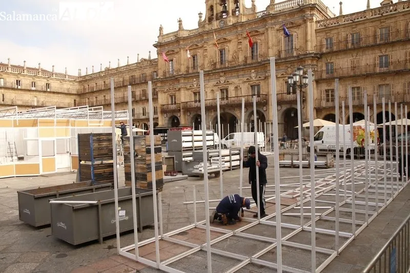 Montaje de las casetas de la Feria del Libro en la Plaza Mayor. Foto de David Sañudo