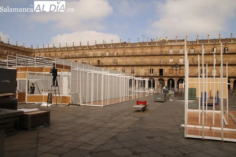 Montaje de las casetas de la Feria del Libro en la Plaza Mayor. Foto de David Sañudo