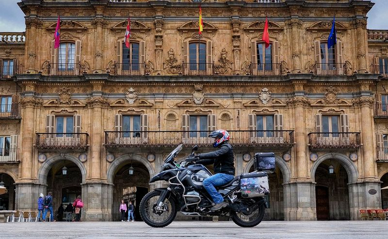 El próximo número de la revista Motoviajeros, que verá la luz el viernes 13 de mayo, dedicará un extenso reportaje dedicado a compartir entre la comunidad motociclista los innumerables atractivos de Salamanca