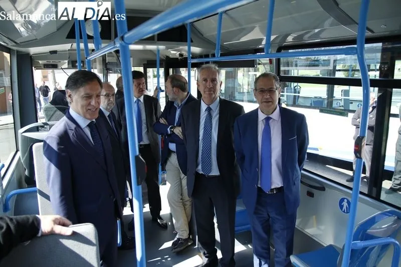 Presentación de cinco nuevos autobuses urbanos en Salamanca. Foto de David Sañudo