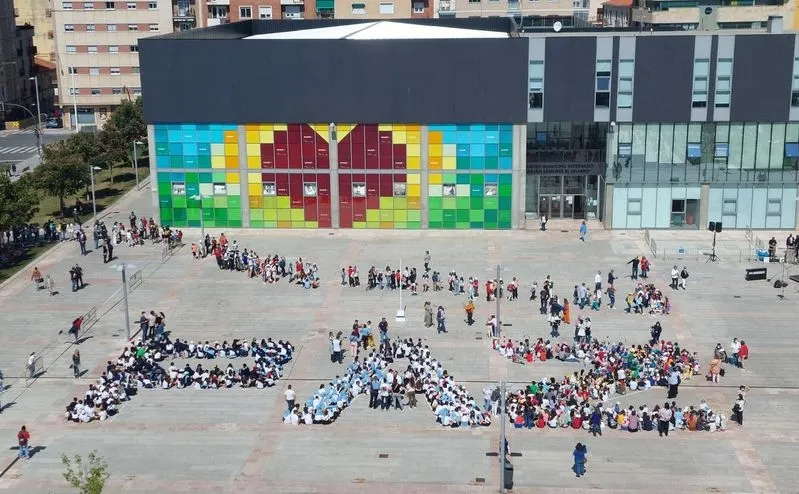 Los alumnos han seguido las intervenciones ubicados estratégicamente para que desde las alturas se pudiese leer la palabra 'Paz'