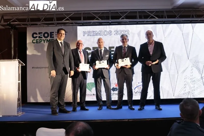 Foto 2 - Cesar Serna, fundador de Dulca, recibe entre la emoci&oacute;n y los aplausos el Premio CEOE Castilla y Le&oacute;n de Salamanca 2021 por su contribuci&oacute;n a la generaci&oacute;n de empleo