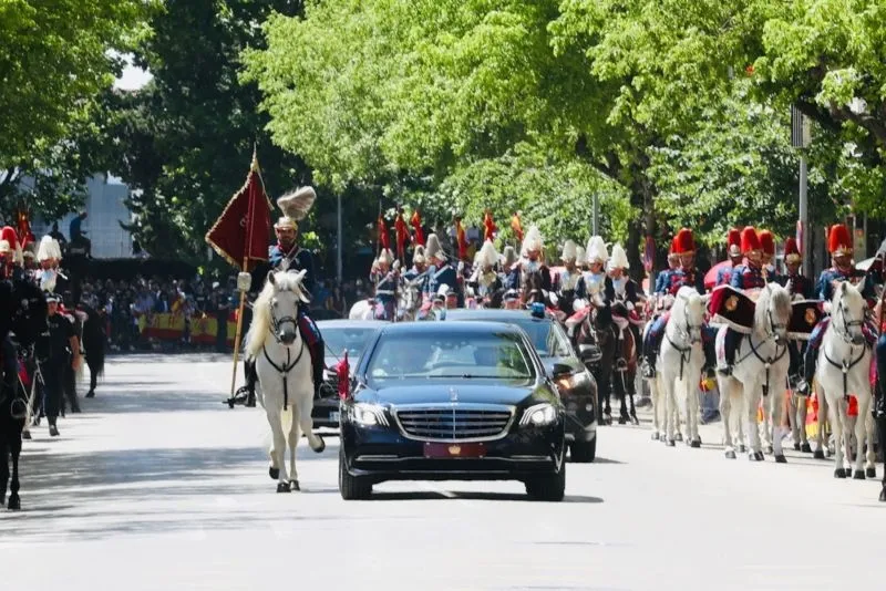 Foto 4 - Multitudinario desfile de las Fuerzas Armadas presidido por los Reyes