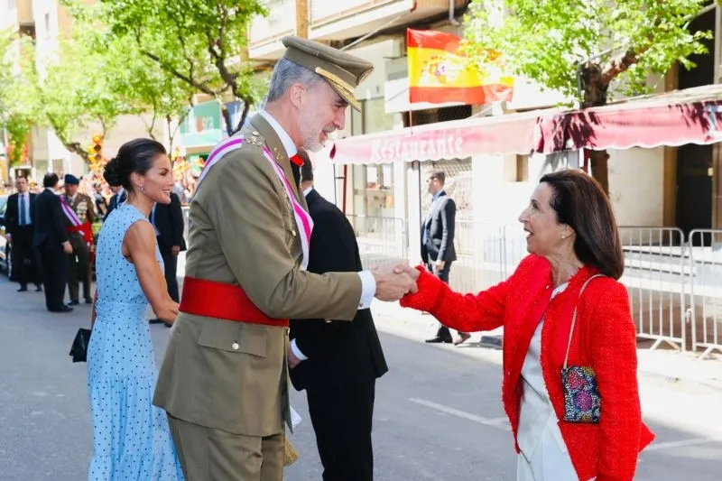 Foto 3 - Multitudinario desfile de las Fuerzas Armadas presidido por los Reyes