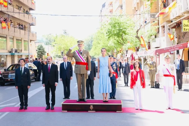 Foto 2 - Multitudinario desfile de las Fuerzas Armadas presidido por los Reyes