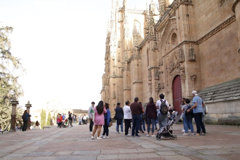 Turistas en las catedrales de Salamanca. Foto de archivo