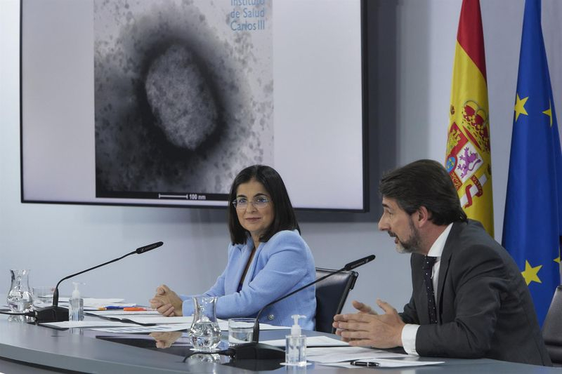La ministra de Sanidad, Carolina Darias, y el director del Instituto Sanitario Carlos III, Cristóbal Belda. Foto: EP