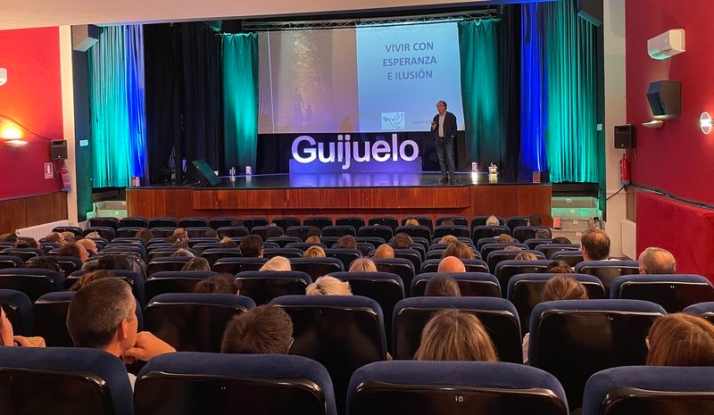 Emilio Duró comparte herramientas educativas con las familias de Guijuelo 