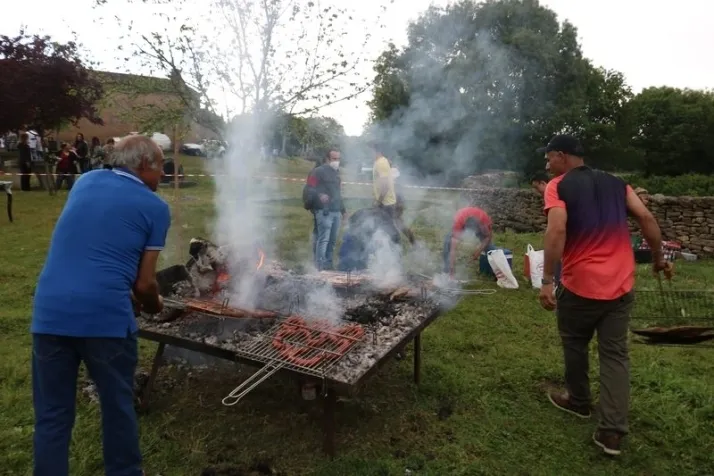 La paella popular reúne a 150 personas en Palomares de Alba | Imagen 1