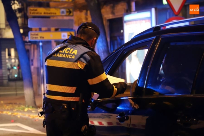 La policia local de Salamanca multa a varios locales, retira dos coches de conductores ebrios y detiene a un hombre por atentado contra la autoridad
