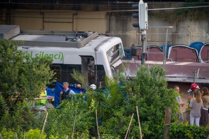 Accidente entre dos trenes en Barcelona: un maquinista fallecido y al menos 85 heridos
