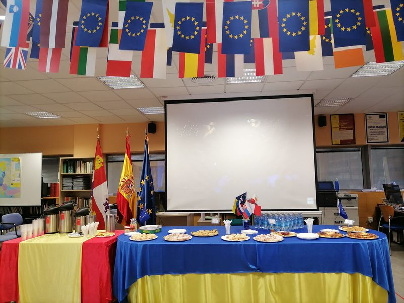 Desayuno con motivo de las actividades de la Semana de Europa, en la biblioteca Francisco de Vitoria de la Universidad de Salamanca