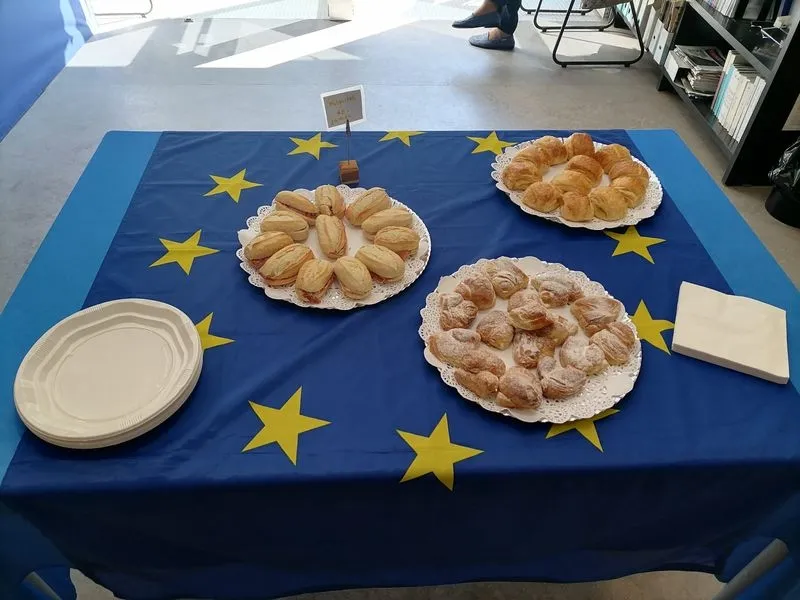 Desayuno con motivo de las actividades de la Semana de Europa, en la biblioteca Francisco de Vitoria de la Universidad de Salamanca