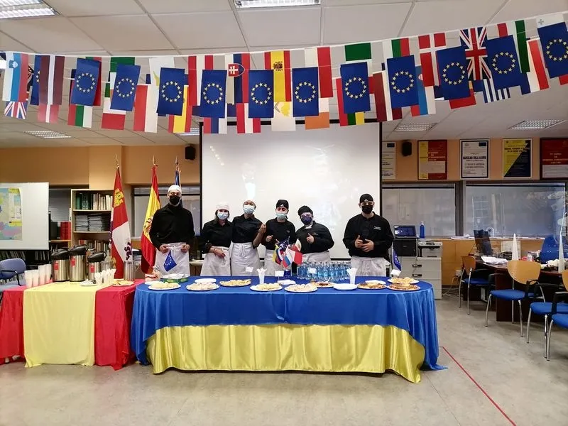 Desayuno con motivo de las actividades de la Semana de Europa, en la biblioteca Francisco de Vitoria de la Universidad de Salamanca