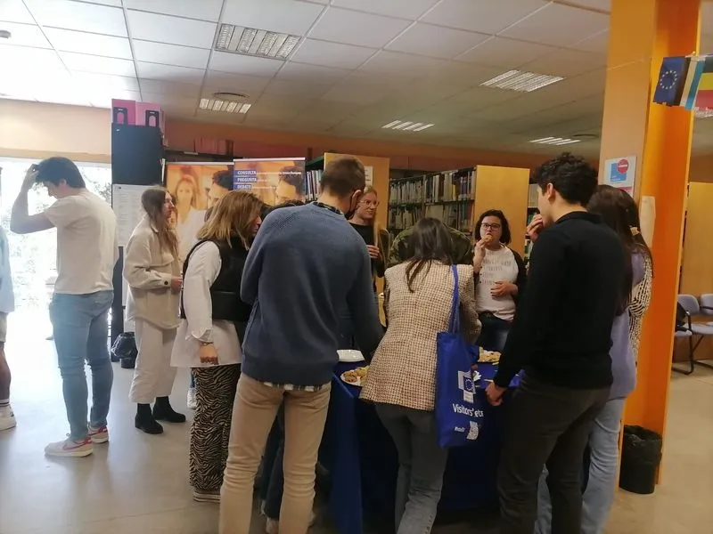 Desayuno con motivo de las actividades de la Semana de Europa, en la biblioteca Francisco de Vitoria de la Universidad de Salamanca